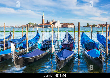 Italien Venedig Italien günstig Gondeln auf dem Canal Grande Venedig gegenüber der Insel San Giorgio Maggiore Venedig Italien eu Europa Stockfoto