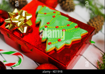 Weihnachten Ingwer und Honig Cookies auf weißem Hintergrund. Tanne Stockfoto