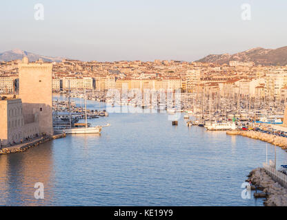 Marseille, Frankreich - 07 August, 2017: Der alte Hafen von Marseille unter der Kathedrale von Notre Dame, Frankreich, bei Sonnenuntergang. Stockfoto