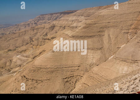 Auf die Landschaft des Wadi Mujib Wüstental mit geformten sand Felsformationen, Kings Highway, Jordanien, Naher Osten Stockfoto