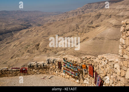 Auf die Landschaft des Wadi Mujib Wüstental mit geformten sand Felsformationen und Souvenirläden Waren ausgeht, Kings Highway, Jordanien, Naher Osten Stockfoto