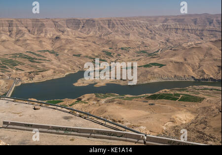 Auf die Landschaft des Wadi Mujib Talsperre und Wüste Tal mit Reservoir, King's Highway, Jordanien, Naher Osten Stockfoto