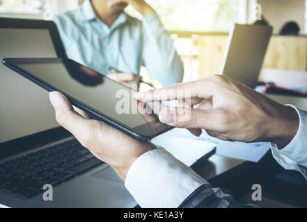 Business Teamarbeit Prozess, Geschäftsleute, die Hände am Tablet und Dokument während der Erklärung der neue Plan Projektdaten zu Treffen zeigt. Stockfoto