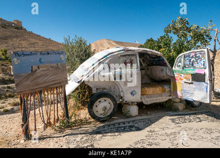 Humorvolle Werbung für das kleinste Hotel der Welt, altes Oldtimer, das in ein Bett mit Shoubak Castle, Jordanien, Naher Osten umgewandelt wurde Stockfoto