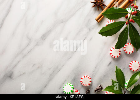 Weihnachten Peppermint Candy und Gewürzen auf Marmor Hintergrund Stockfoto