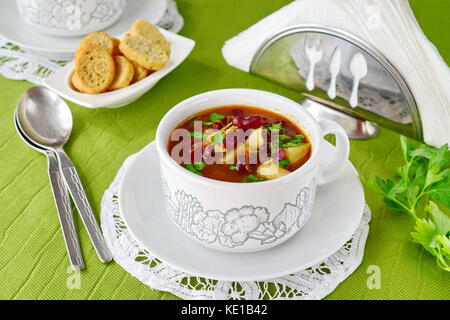 Fasten mit Suppe aus der Dose Bohnen. gesunde Ernährung Konzept Stockfoto