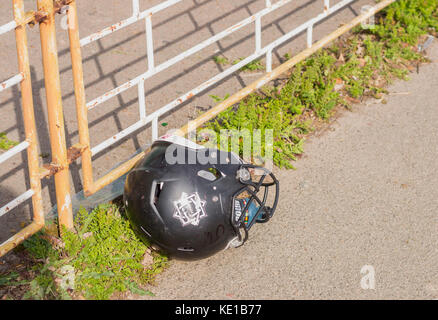 Kiew, Ukraine - 29. April 2017: American Football Helm lag auf dem Boden in sonniger Tag aufgegeben Stockfoto