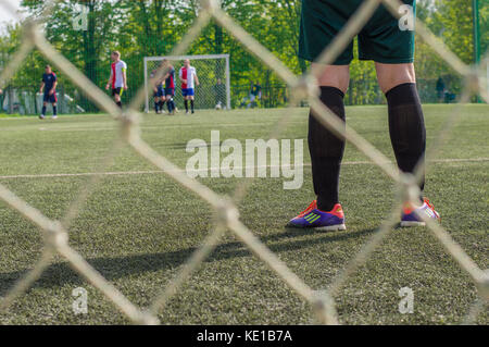 KIEW, UKRAINE - 4. APRIL 2017: Nahaufnahme des Torhüters während des Amateur-Fußballspiels auf dem Mini-Fußballfeld Stockfoto
