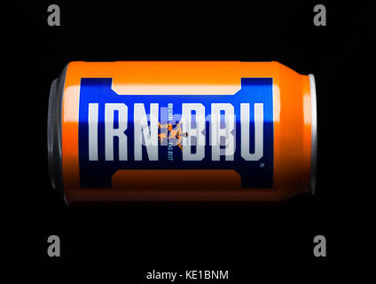 LONDON, UK, 15. MÄRZ 2017: kann der Irn-Bru Limonade Limonade trinken auf schwarzem Hintergrund. Von Barr in Schottland, Großbritannien gefertigt Stockfoto