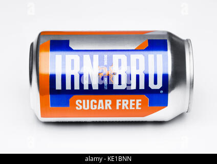 LONDON, UK, 15. MÄRZ 2017: kann der Irn-Bru Limonade Limonade trinken auf weißem Hintergrund. Von Barr in Schottland, Großbritannien gefertigt Stockfoto