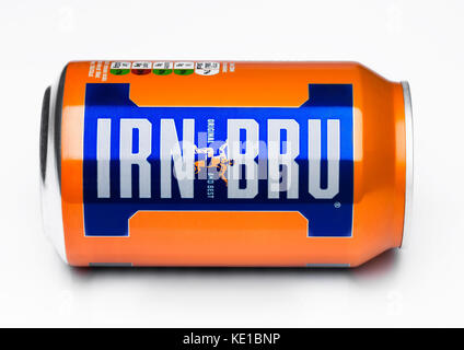 LONDON, UK, 15. MÄRZ 2017: kann der Irn-Bru Limonade Limonade trinken auf weißem Hintergrund. Von Barr in Schottland, Großbritannien gefertigt Stockfoto