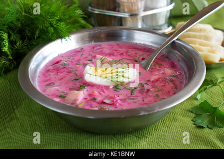 Kalten Sommer Rote-Bete-Suppe mit grünem Hintergrund Stockfoto