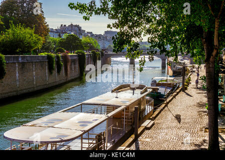 Sonne beleuchtet die Ufer der Seine an einem schönen Sommer Stockfoto