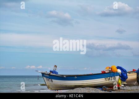 Kleine Fischerboote auf dem Kiesstrand in Sheringham Stockfoto