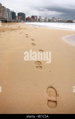 Fuß druckt in San Lorenzo Strand von Gijón, Asturien, Spanien. Stockfoto