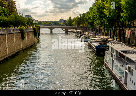 Sonne beleuchtet die Ufer der Seine an einem schönen Sommer Stockfoto