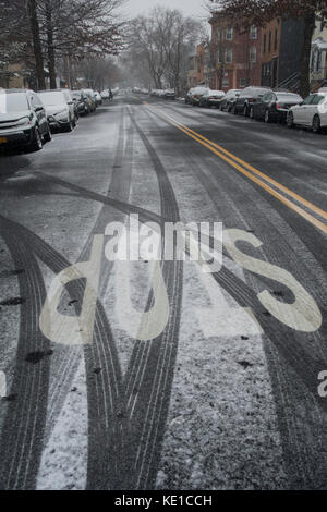 Stop-Schild in der Straße mit einem Stauben von Schnee Im Winter Brooklyn NYC Stockfoto