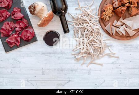 Die bresaola igp mit Rotwein, Pizzoccheri, Pilzen und besciola, die lokale Küche des Valtellina, Lombardei, Italien Stockfoto