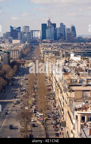 Blick über die Avenue de la Grande Armee und dem Geschäftsviertel La Defense, Paris, Frankreich Vue Sur l'Avenue de la Grande Armée et le Quartier d'affai Stockfoto