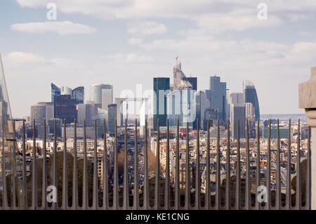 Blick über die Avenue de la Grande Armee und dem Geschäftsviertel La Defense, Paris, Frankreich Vue Sur l'Avenue de la Grande Armée et le Quartier d'affai Stockfoto