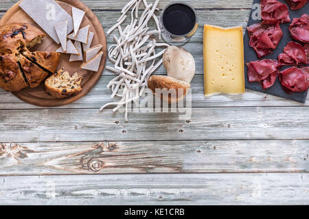 Die bresaola igp mit pizzoccheri, Käse, Pilze und besciola, die lokale Küche des Valtellina, Lombardei, Italien Stockfoto