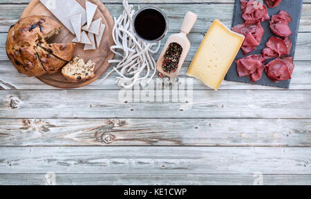 Die bresaola igp mit pizzoccheri, Käse und besciola, die lokale Küche des Valtellina, Lombardei, Italien Stockfoto