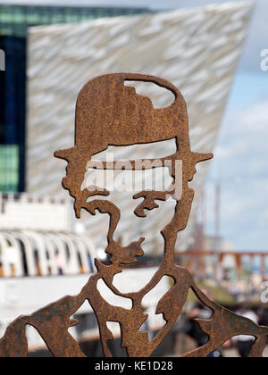 Statue von Charlie Chaplin im Titanic Quarter von Belfast Stockfoto