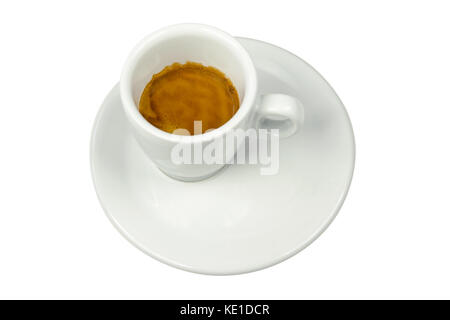 Blick auf ein weißes Porzellan Tasse mit Espresso Kaffee mit Sahne auf weißem Hintergrund Stockfoto