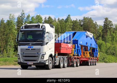 Paimio, Finnland - Juni 4, 2016: weiße Volvo FH 16 750 Transporte Shipyard-krane Drehgestell am Anhänger. die 48 Tonnen schwere Last um 24 Räder unterstützt wird. Stockfoto