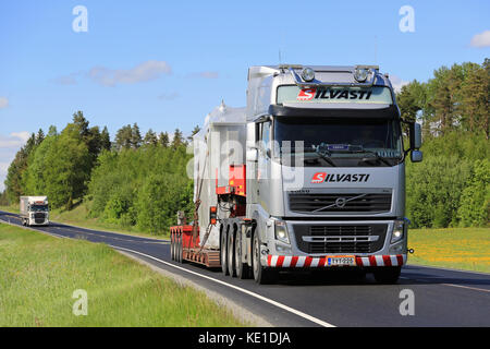 Salo, Finnland - 27. Mai 2016: Volvo fh Transporte ein Gewerbeobjekt auf lowboy Trailer entlang der Autobahn im Frühjahr Landschaft. Stockfoto