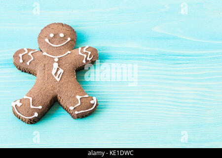 Gingerbread Man auf Blau Holz- Hintergrund. Stockfoto
