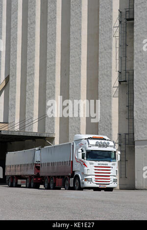 Salo, Finnland - 27. Mai 2016: Scania R 560 Lkw für Getreide Transport außerhalb der Getreidespeicher im Süden Finnlands. Stockfoto