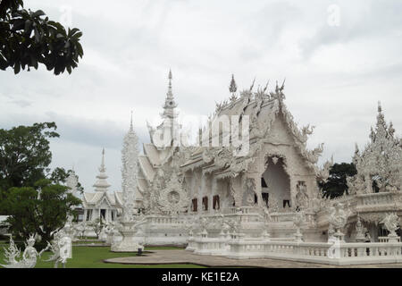 Der Tempel Wat Rong Khun 12 km südlich von Chiang Rai, in der Provinz Chiang Rai im Norden von Thailand in Südostasien. Stockfoto