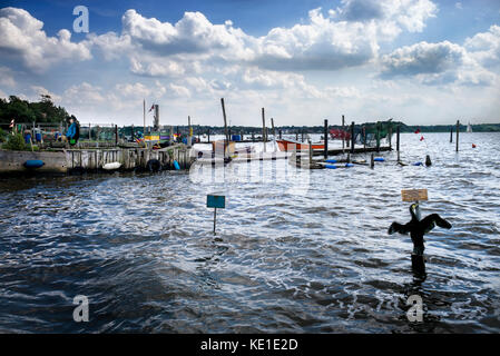 Fischerdorf blauer Himmel und dunklen Meer Holzsteg Stockfoto