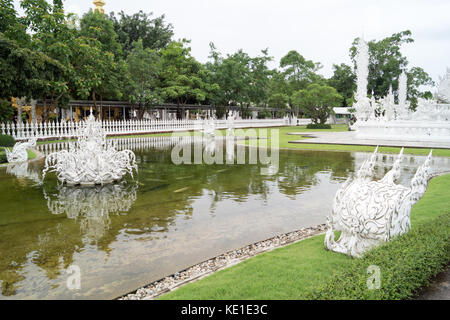 Der Tempel Wat Rong Khun 12 km südlich von Chiang Rai, in der Provinz Chiang Rai im Norden von Thailand in Südostasien. Stockfoto