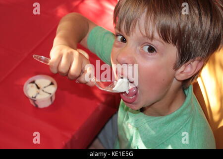 Junge, Eis essen Stockfoto