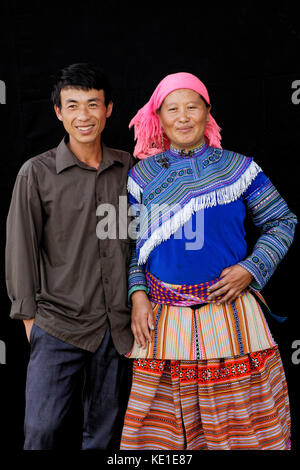 SIN CHENG, VIETNAM, 26. Oktober 2016 : Paar vor einem schwarzen Blatt. Hmong Frauen aus Nord-Vietnam tragen ihre besten traditionellen Kleidung, wenn sie Stockfoto