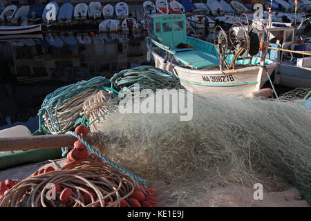 MARSEILLE, FRANKREICH, 3. OKTOBER 2014 : Fischerboote in einem kleinen Hafen. Das 'Vallon des Auffes' ist ein kleiner Fischereihafen im Bezirk 7eme von Marseille Stockfoto