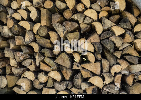 Ein Stapel von cut Laubholz für einen Kamin oder Kachelofen im bayerischen Dorf vorbereitet Stockfoto