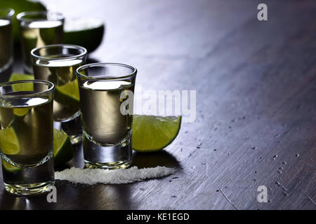 Mexikanische Gold Tequila kurz Gläser mit Kalk und Salz. Copyspace. Stockfoto