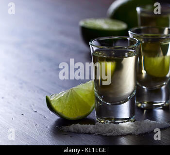 Mexikanische Gold Tequila kurz Gläser mit Kalk und Salz. Copyspace. Stockfoto