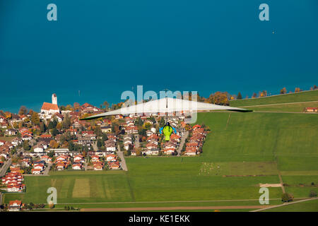 Hängegleiter fliegt über die bayrische Fuss und den Forggensee Stockfoto