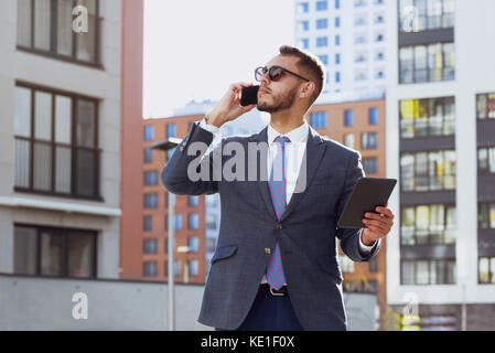 Immobilienmakler Geschäftsmann Ort Telefon anrufen Stockfoto