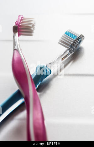 Für Sie und Ihn rosa und blau Zahnbürsten. Stockfoto