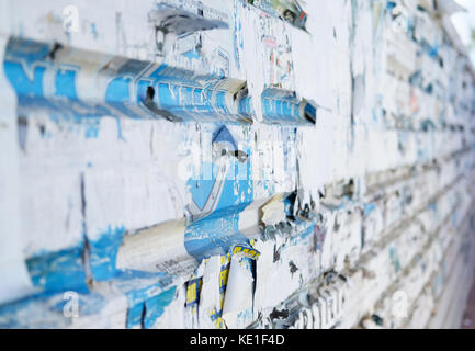 Wand mit einem alten zerrissenen Poster close-up Stockfoto