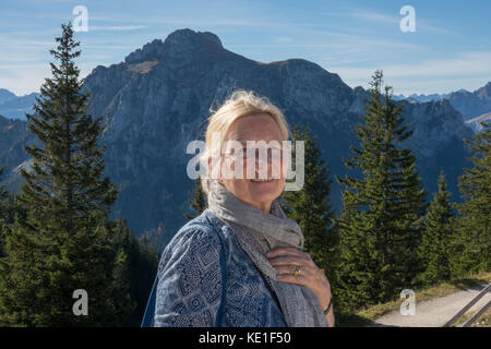Europäische Frau in den bayerischen Alpen mit blauem Himmel und Sonnenschein Stockfoto