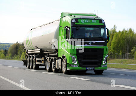 Salo, Finnland - 13. Mai 2016: Lime Green Volvo fh 500 semi tank Fahrzeug fährt entlang der Autobahn im Süden Finnlands an einem Frühlingsabend. Stockfoto