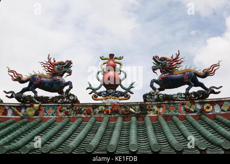 Figuren auf dem Dach-Tua Pek Kong Tempel - Kuching - Figuren auf dem Dach - Tua Pek Kong Tempel in Kuching Stockfoto