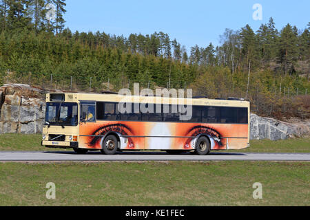 Paimio, Finnland - 6. Mai 2016: ein Bus mit Rädern als Augen artwork bewegt sich entlang der Autobahn im Süden Finnlands. Stockfoto