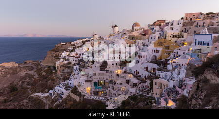 Das Dorf Oia bei Sonnenaufgang, Insel Santorini, Griechenland. Stockfoto